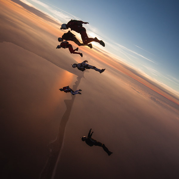 6 skoczków nad Helem lecących tracka o zachodzie słońca. Co za widok!